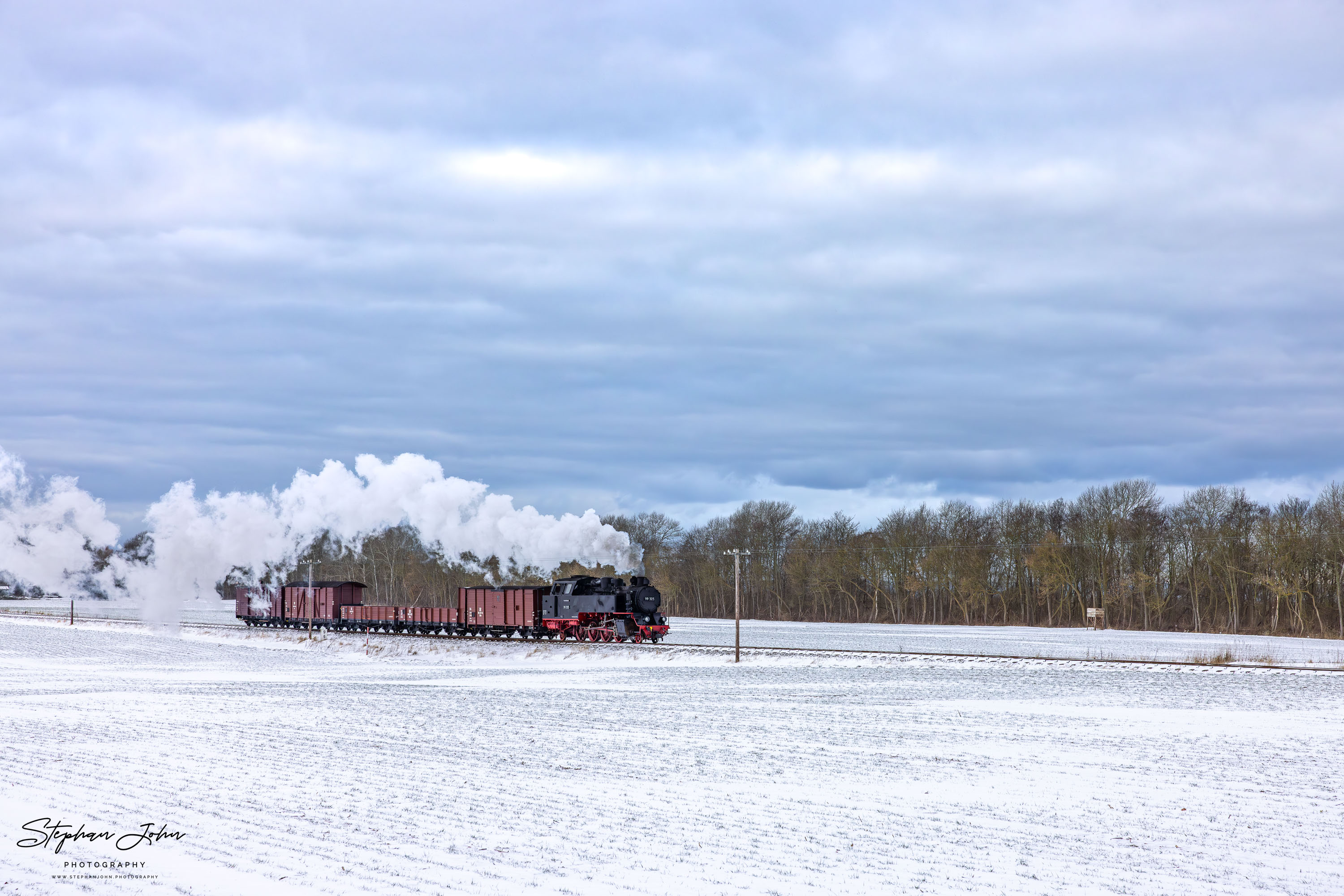 Lok 99 323 mit einem Güterzug auf dem Weg von Kühlungsborn West nach Heiligendamm