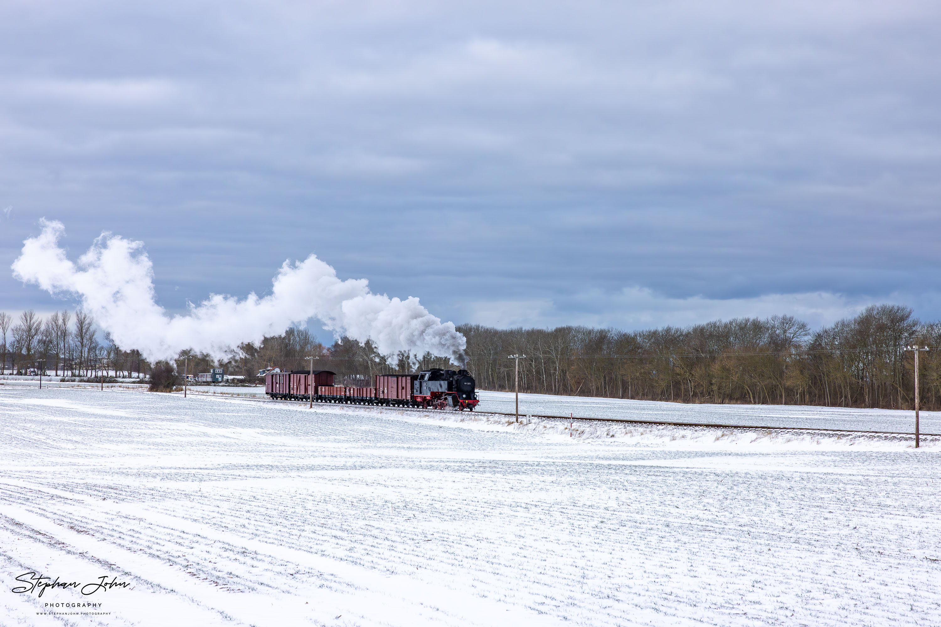 Lok 99 323 mit einem Güterzug auf dem Weg von Kühlungsborn West nach Heiligendamm