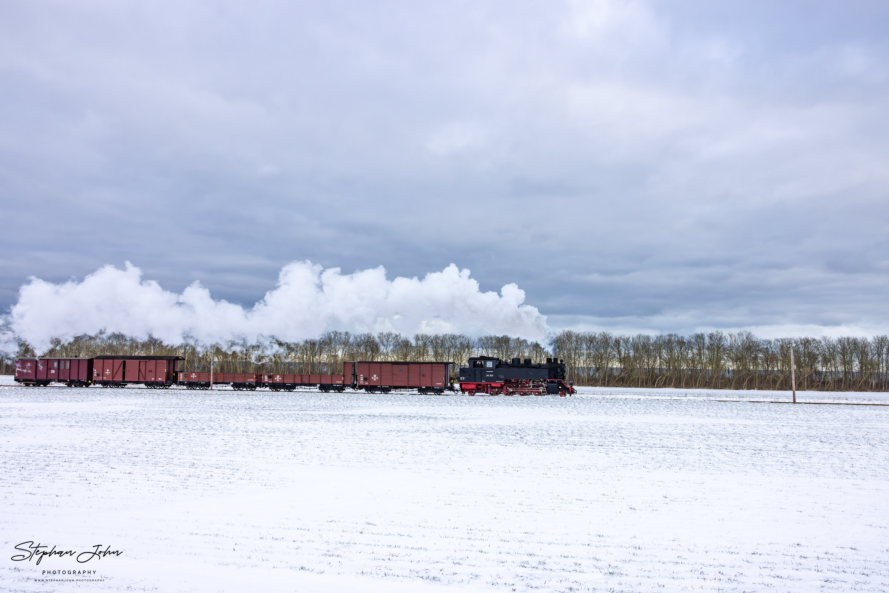 Lok 99 323 mit einem Güterzug auf dem Weg von Kühlungsborn West nach Heiligendamm