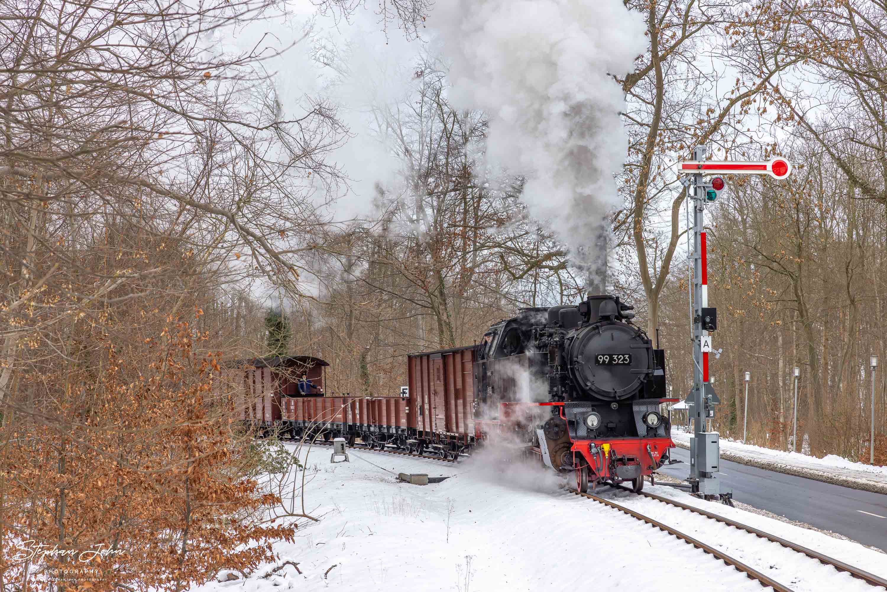 Lok 99 323 fahrt mit einem Güterzug aus dem Bahnhof Heiligendamm in Richtung Bad Doberan aus