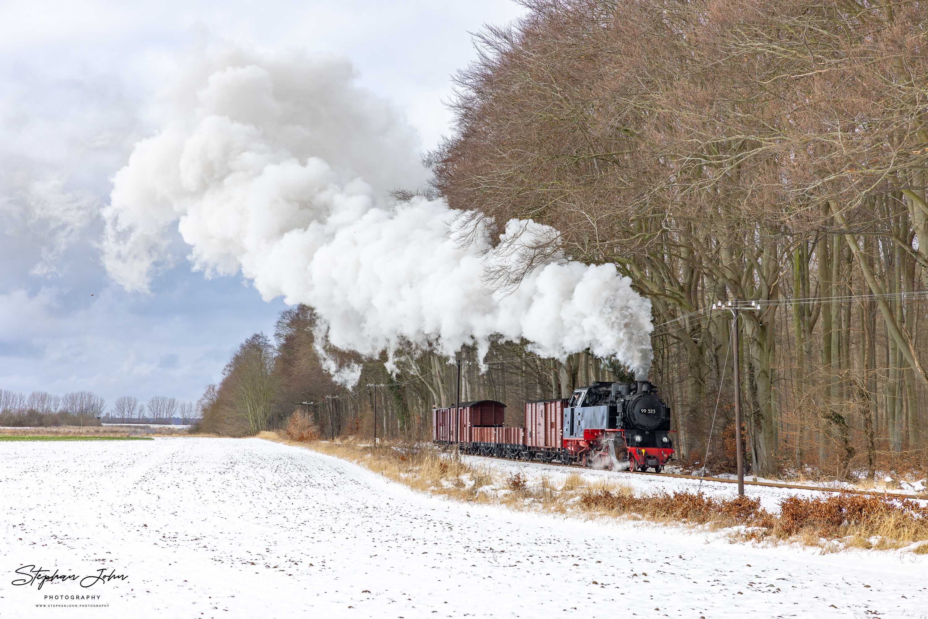 Lok 99 323 mit einem Güterzug auf dem Weg von Kühlungsborn West nach Heiligendamm
