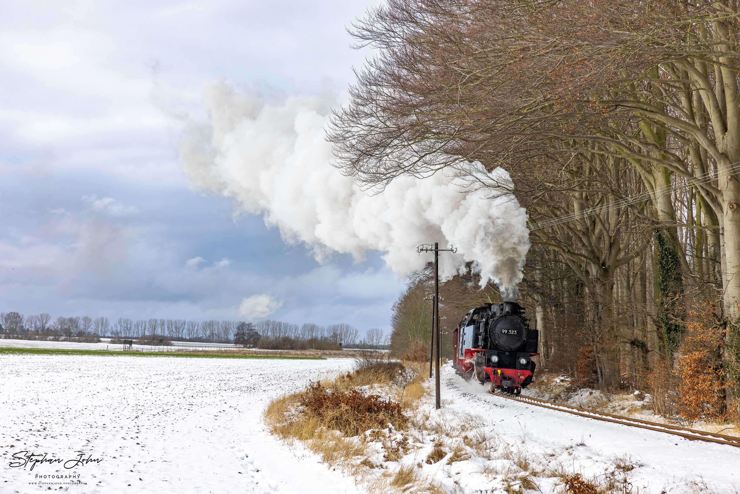 Lok 99 323 mit einem Güterzug auf dem Weg von Kühlungsborn West nach Heiligendamm