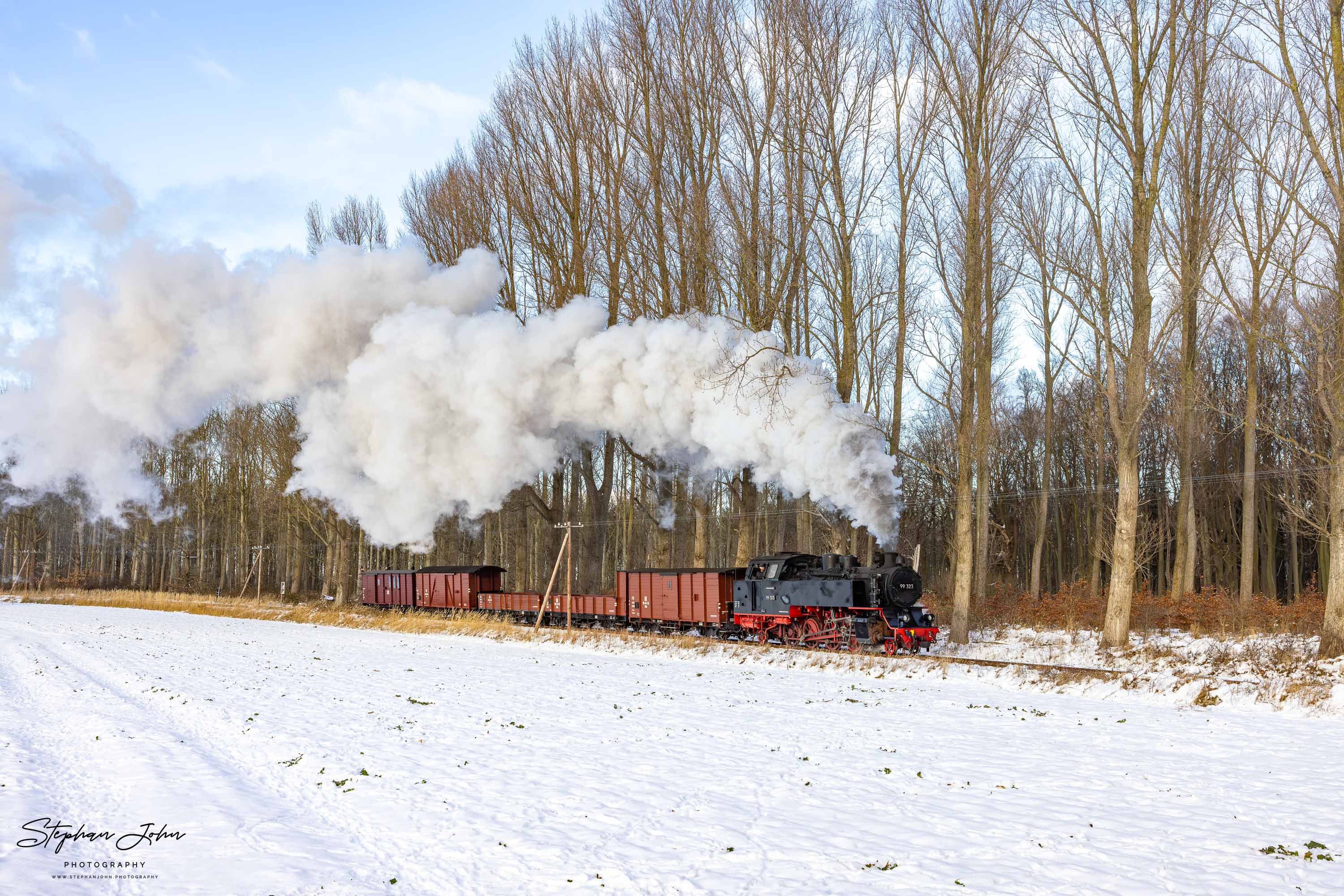 Lok 99 323 mit einem Güterzug auf dem Weg von Kühlungsborn West nach Heiligendamm