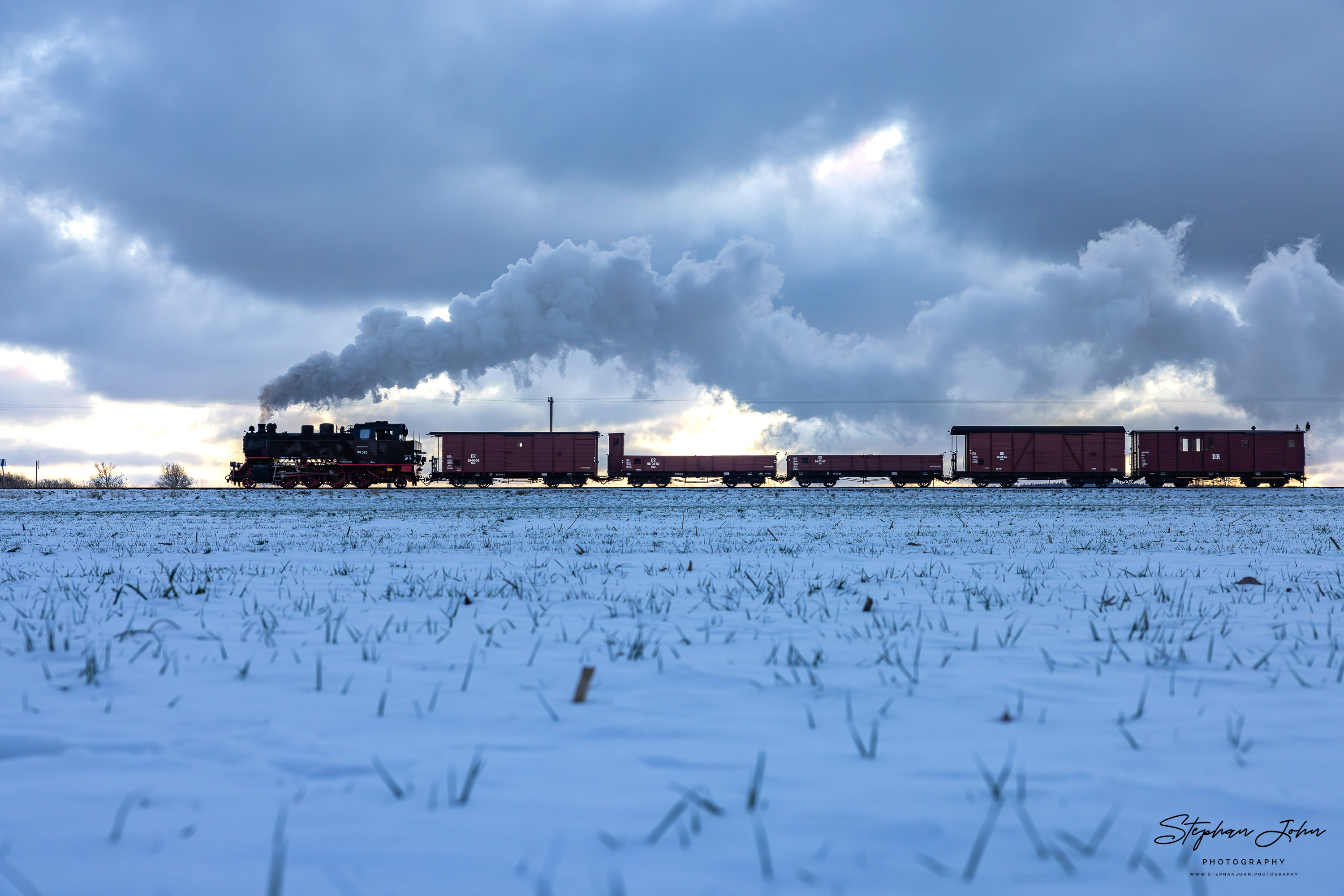 Lok 99 323 mit einem Güterzug auf dem Weg von Kühlungsborn West nach Heiligendamm