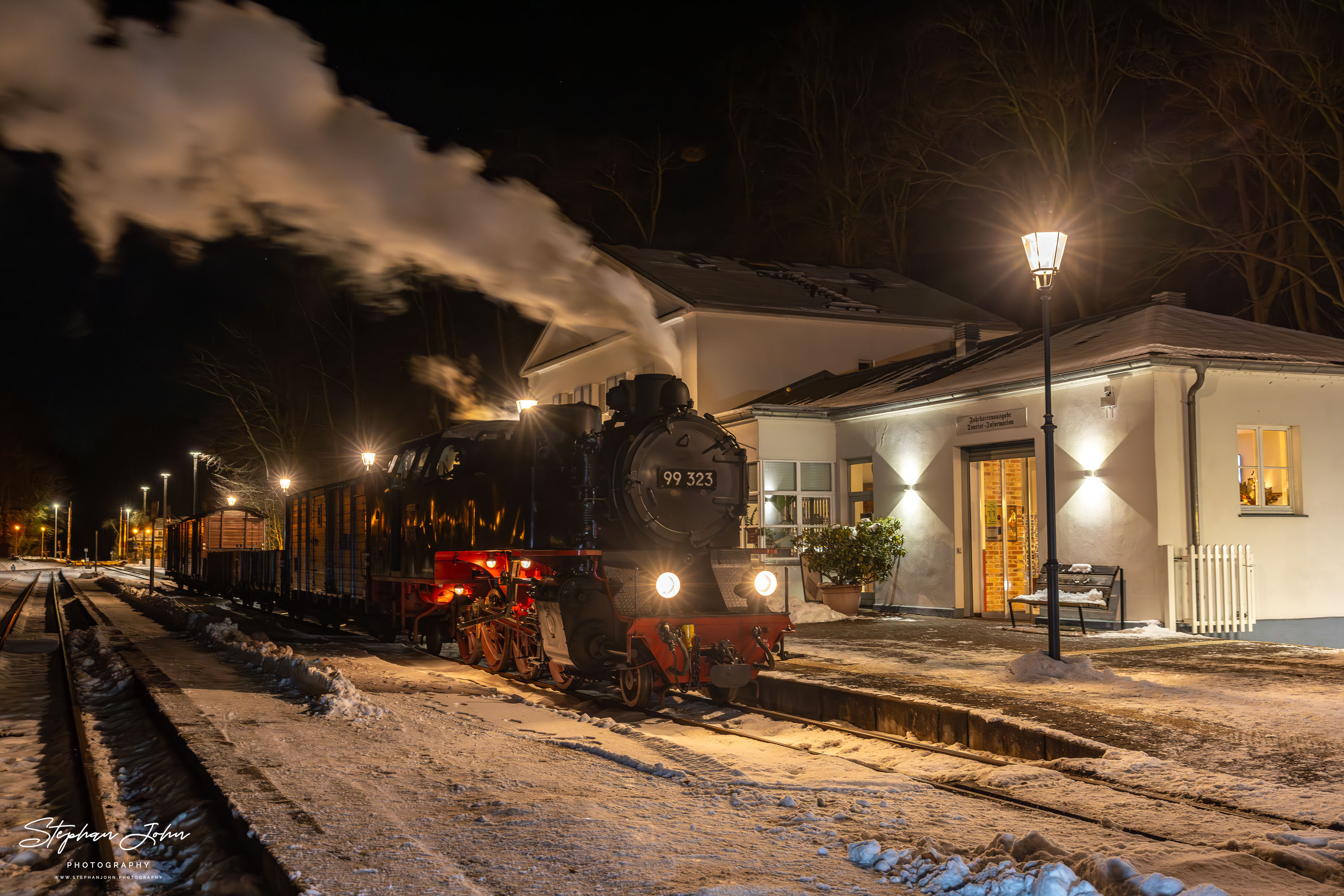 Lok 99 323 steht mit einem Güterzug im Bahnhof Heiligendamm