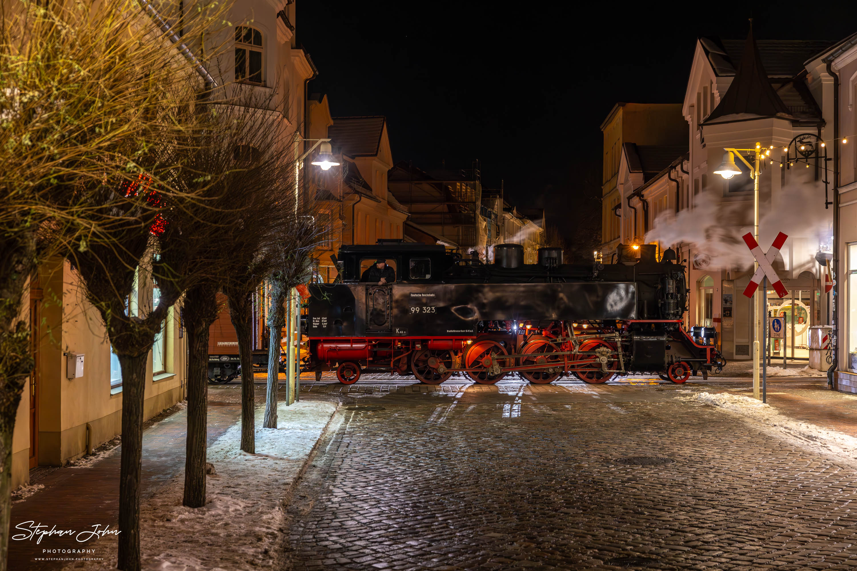 Lok 99 323 erreicht mit einem Güterzug Bad Doberan