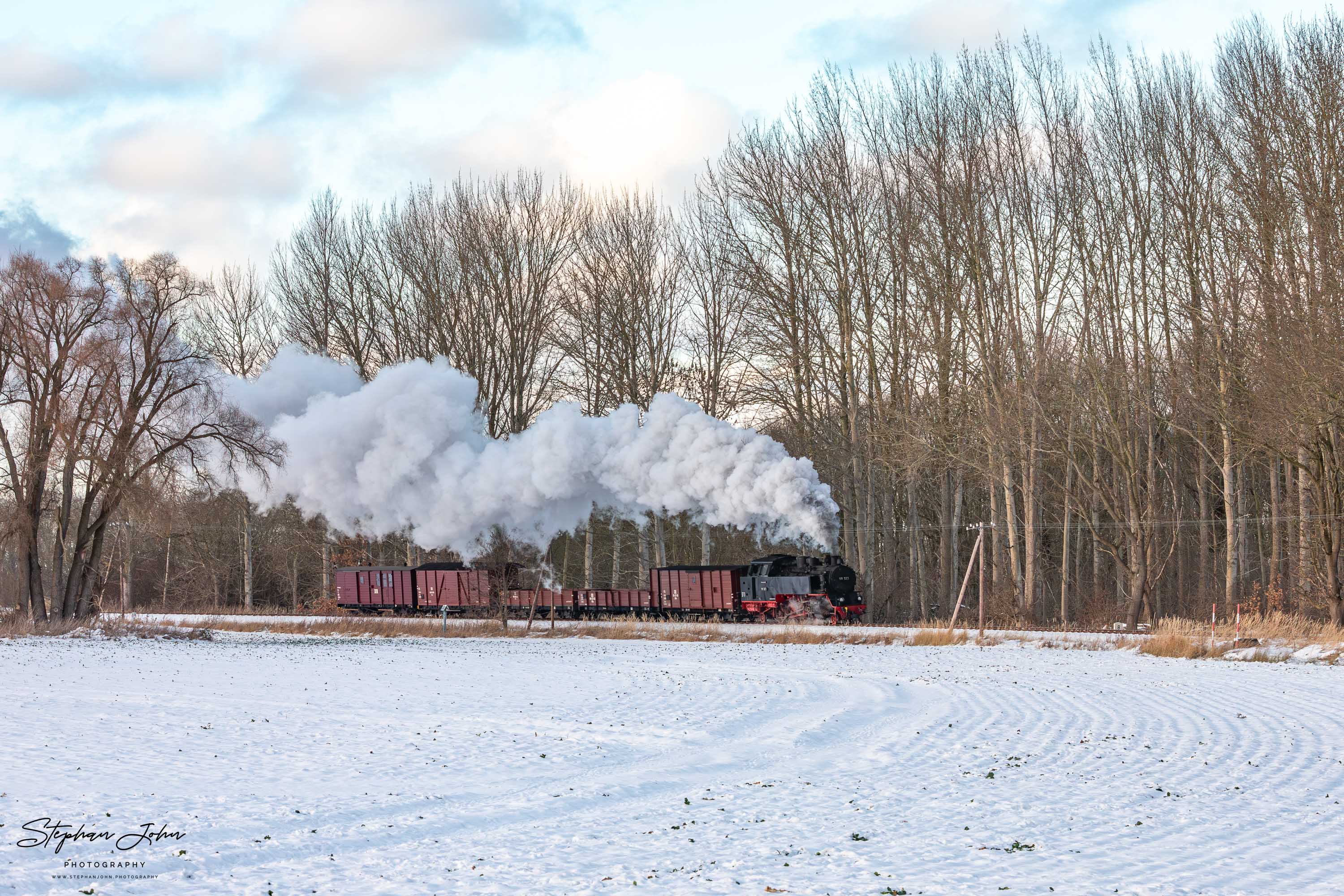 Lok 99 323 mit einem Güterzug auf dem Weg von Kühlungsborn West nach Heiligendamm