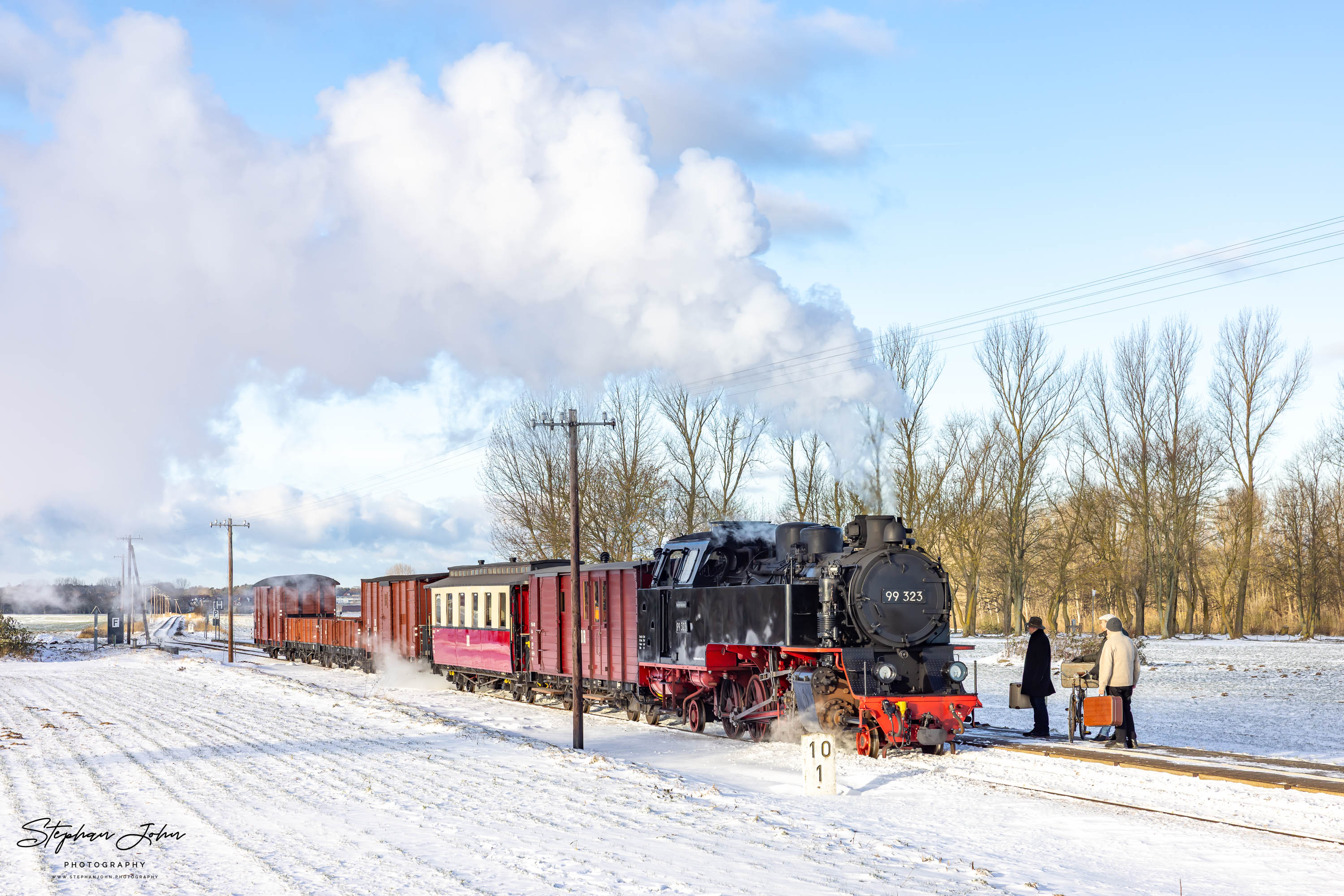 Lok 99 323 mit einem GmP auf dem Weg nach Heiligendamm hält am Haltepunkt Steilküste