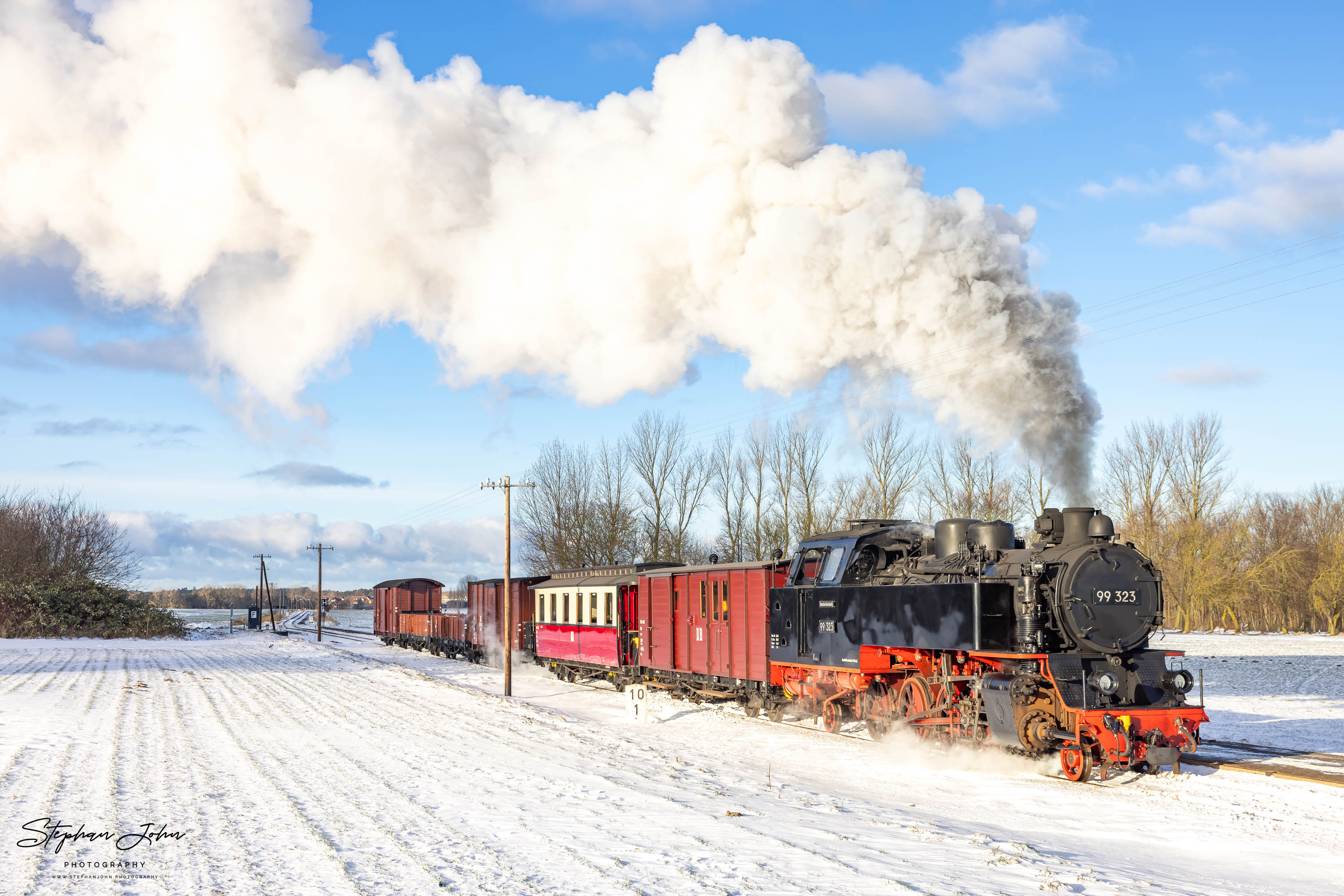 Lok 99 323 mit einem GmP auf dem Weg nach Heiligendamm am Haltepunkt Steilküste