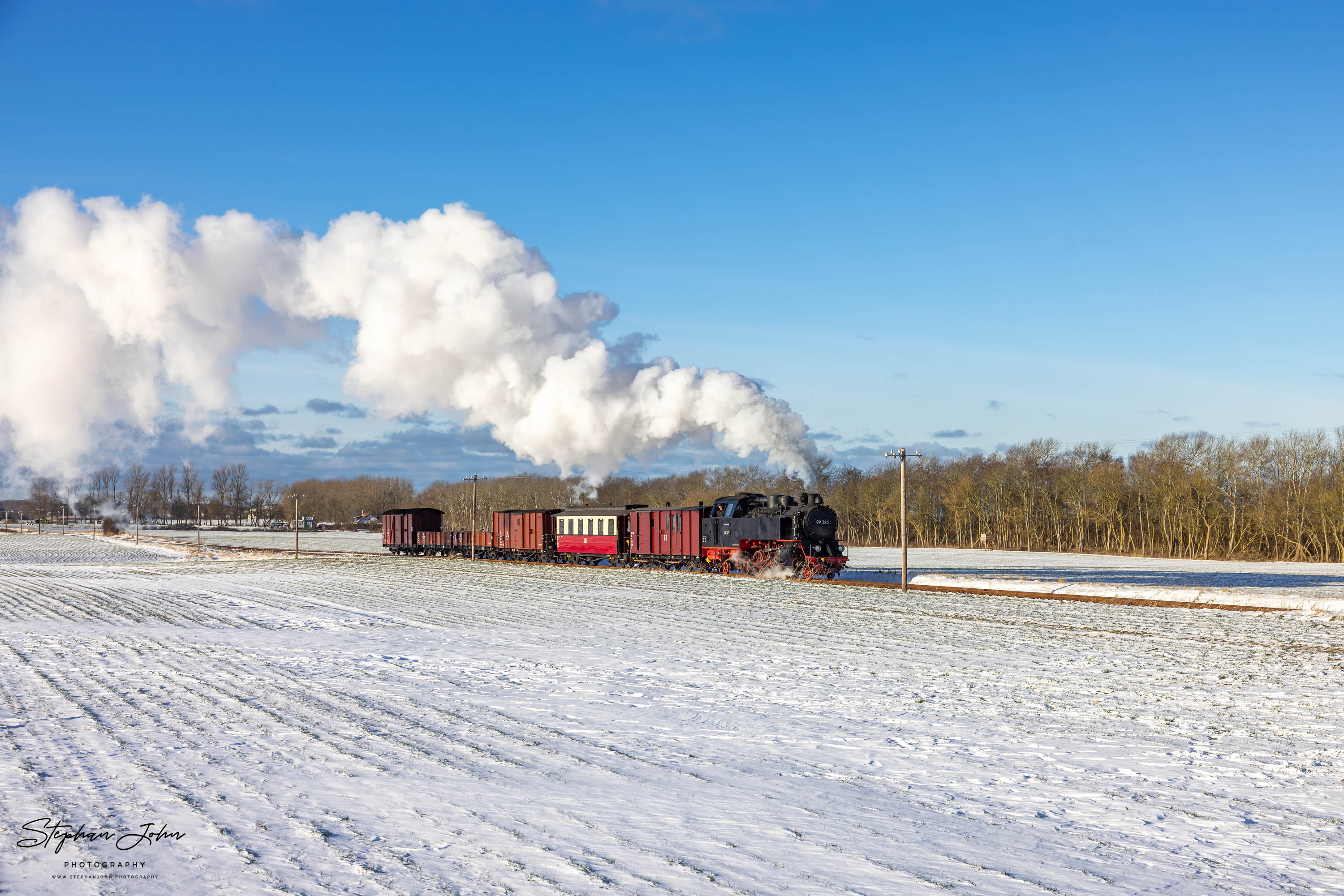 Lok 99 323 mit einem GmP auf dem Weg nach Heiligendamm