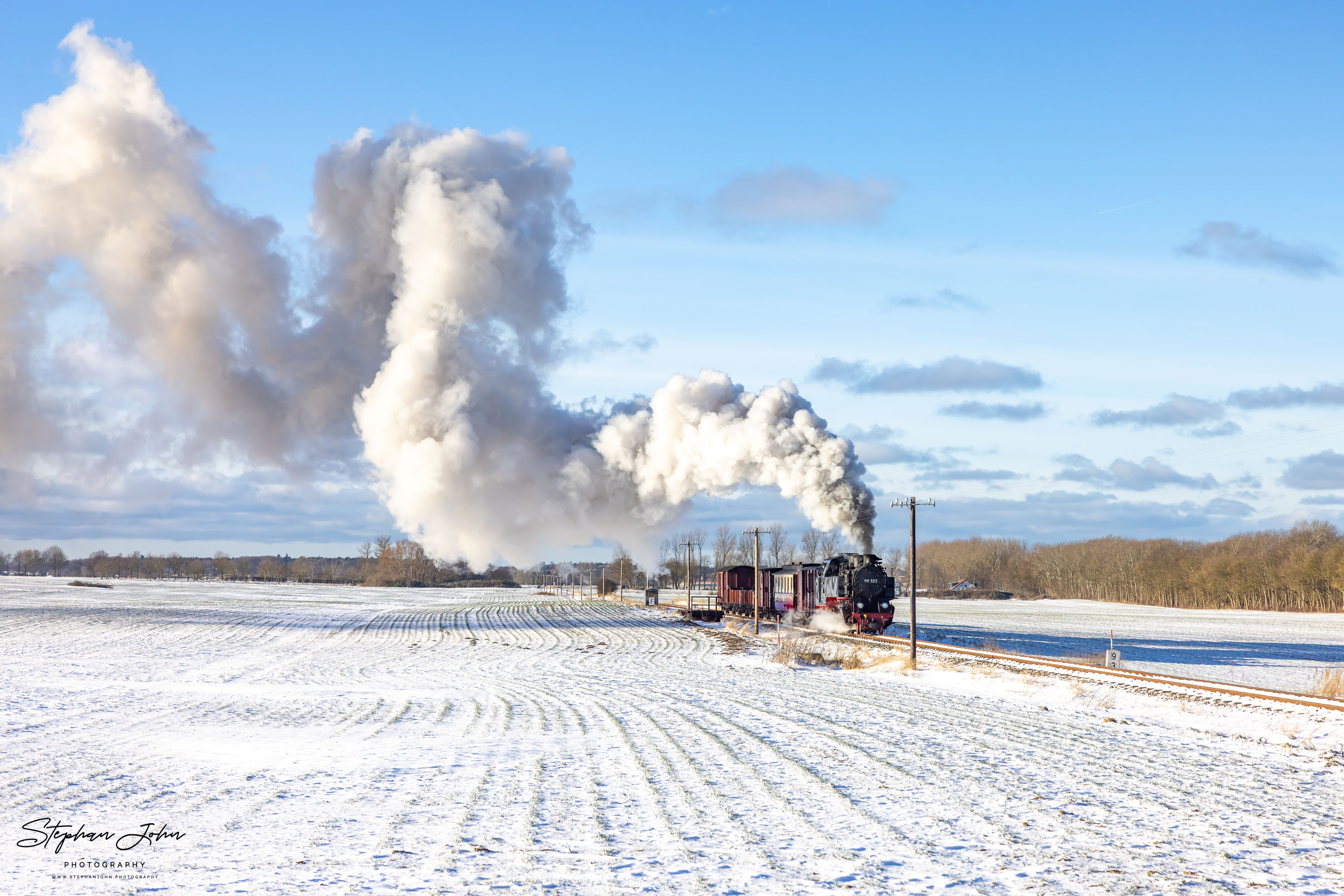Lok 99 323 mit einem GmP auf dem Weg nach Heiligendamm