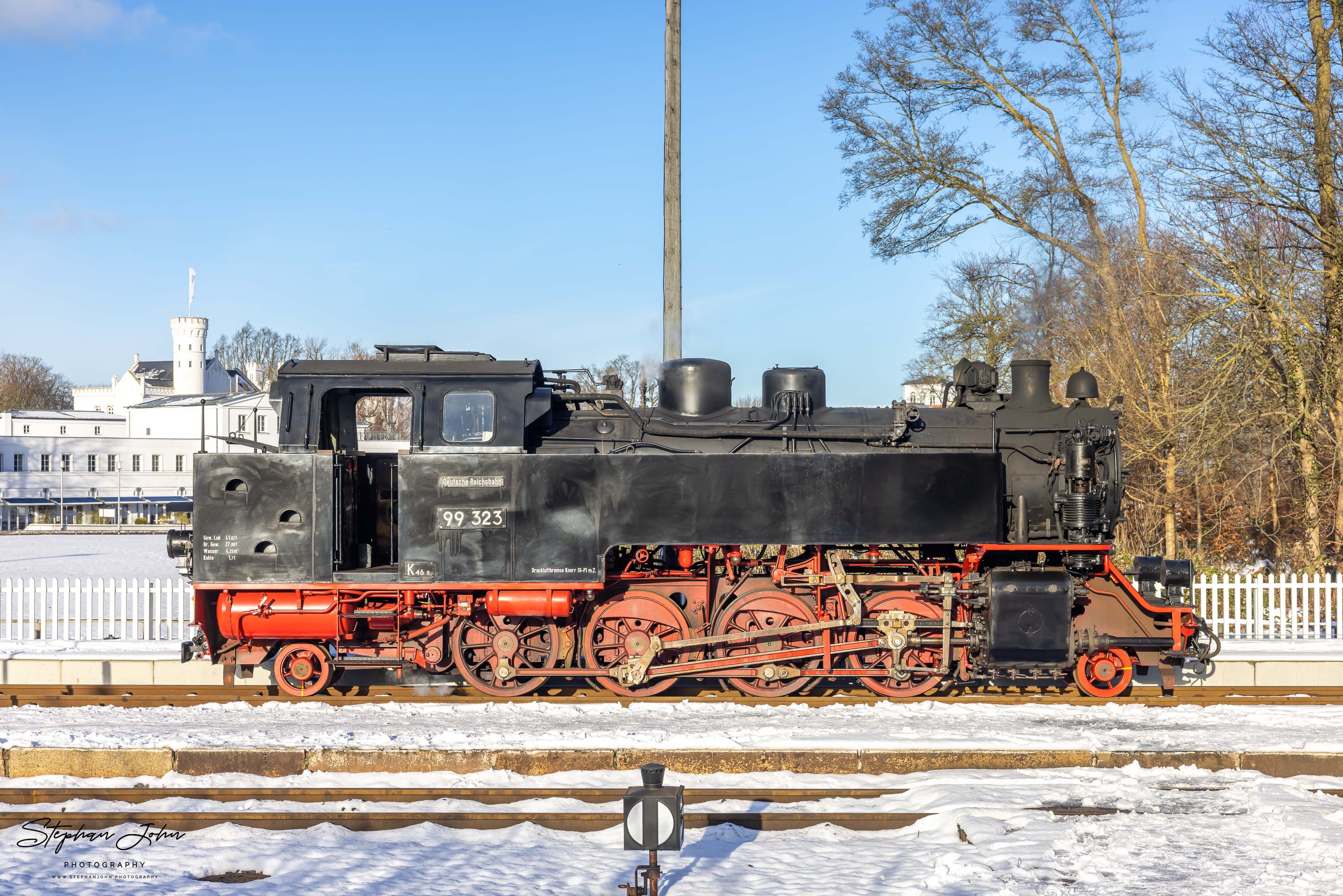 Lok 99 323 steht in Heiligendamm