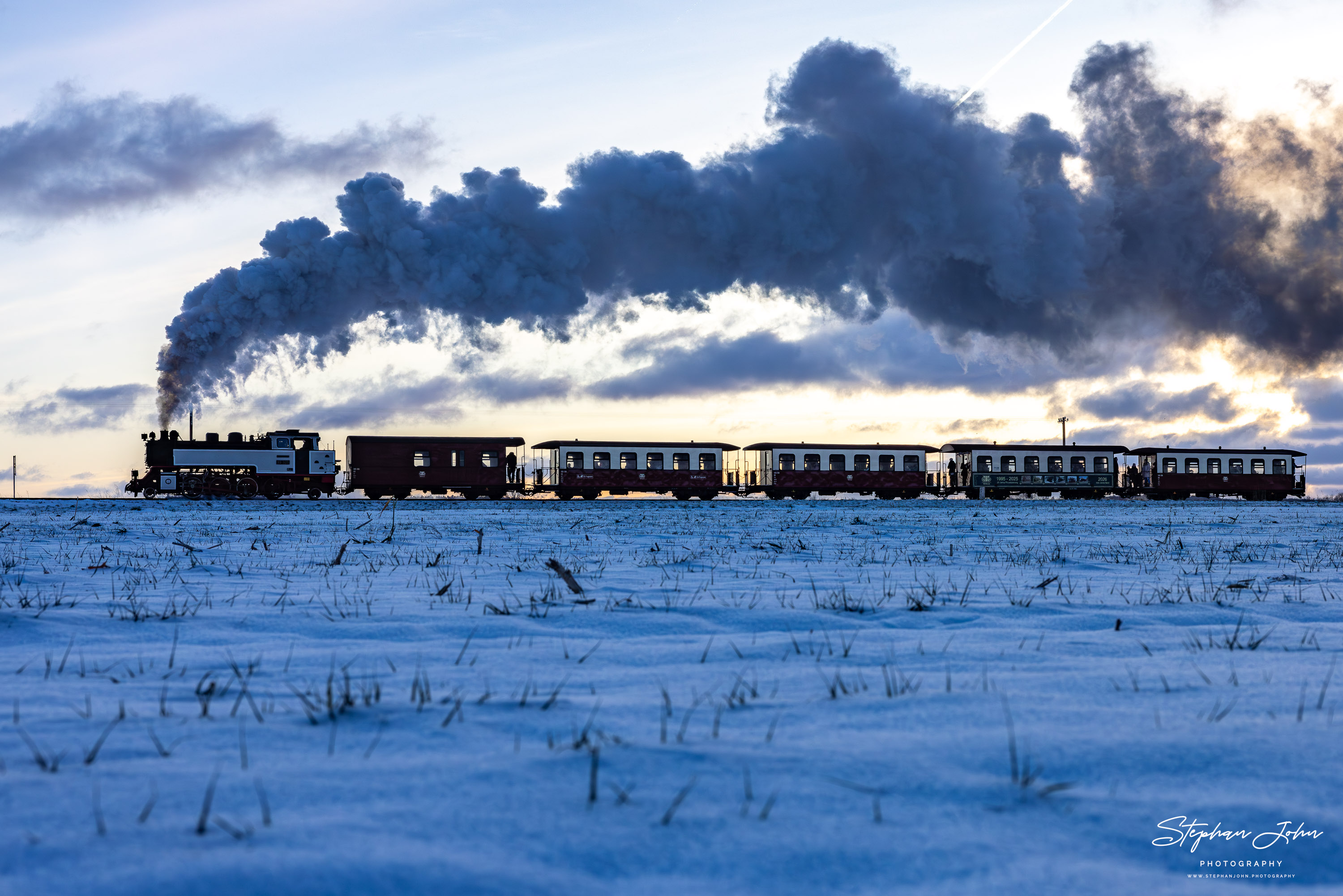 Lok 99 321 mit einem Personenzug auf dem Weg nach Heiligendamm