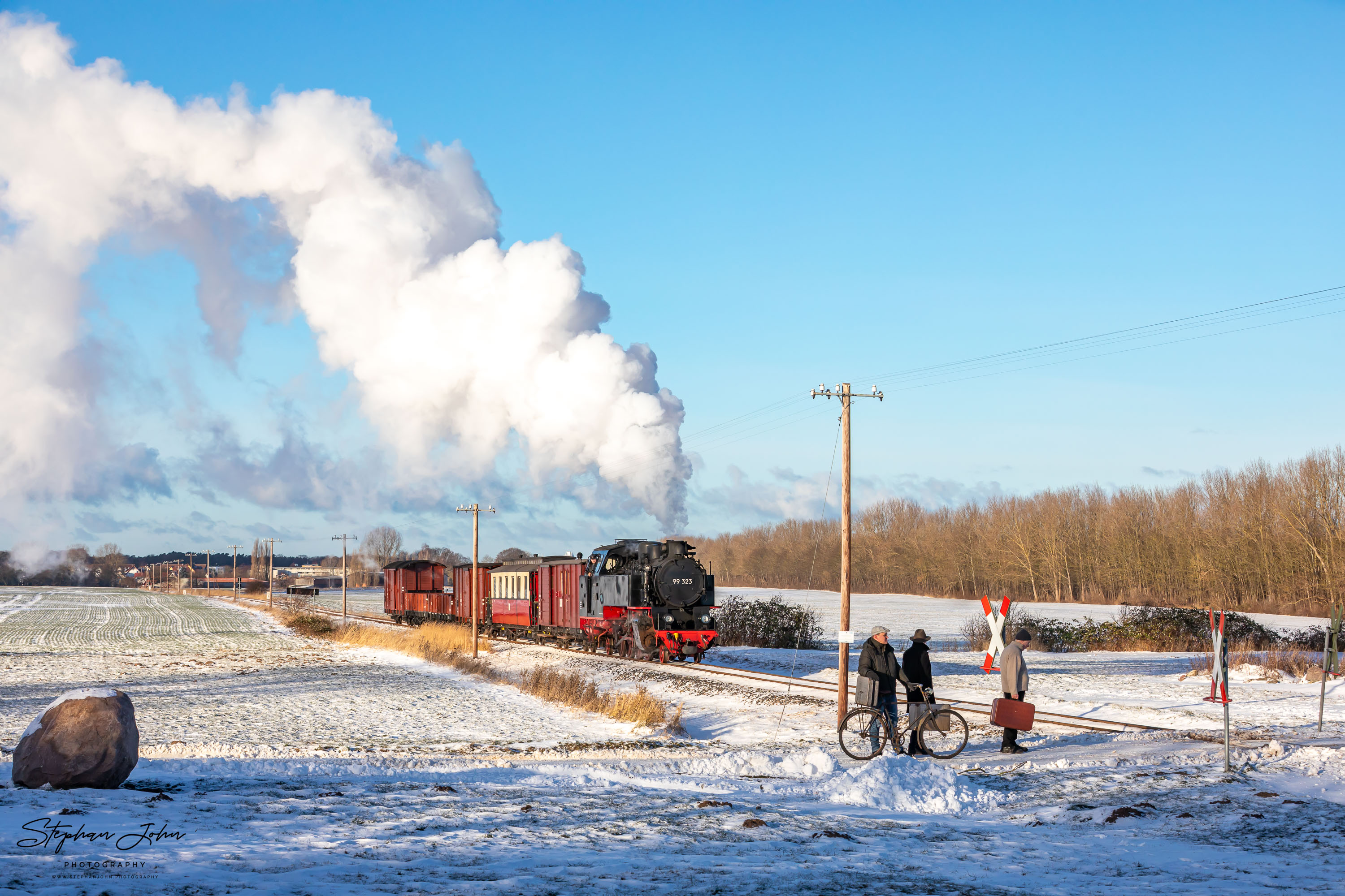 Lok 99 323 mit einem GmP auf dem Weg nach Heiligendamm kurz vor dem Haltepunkt Steilküste