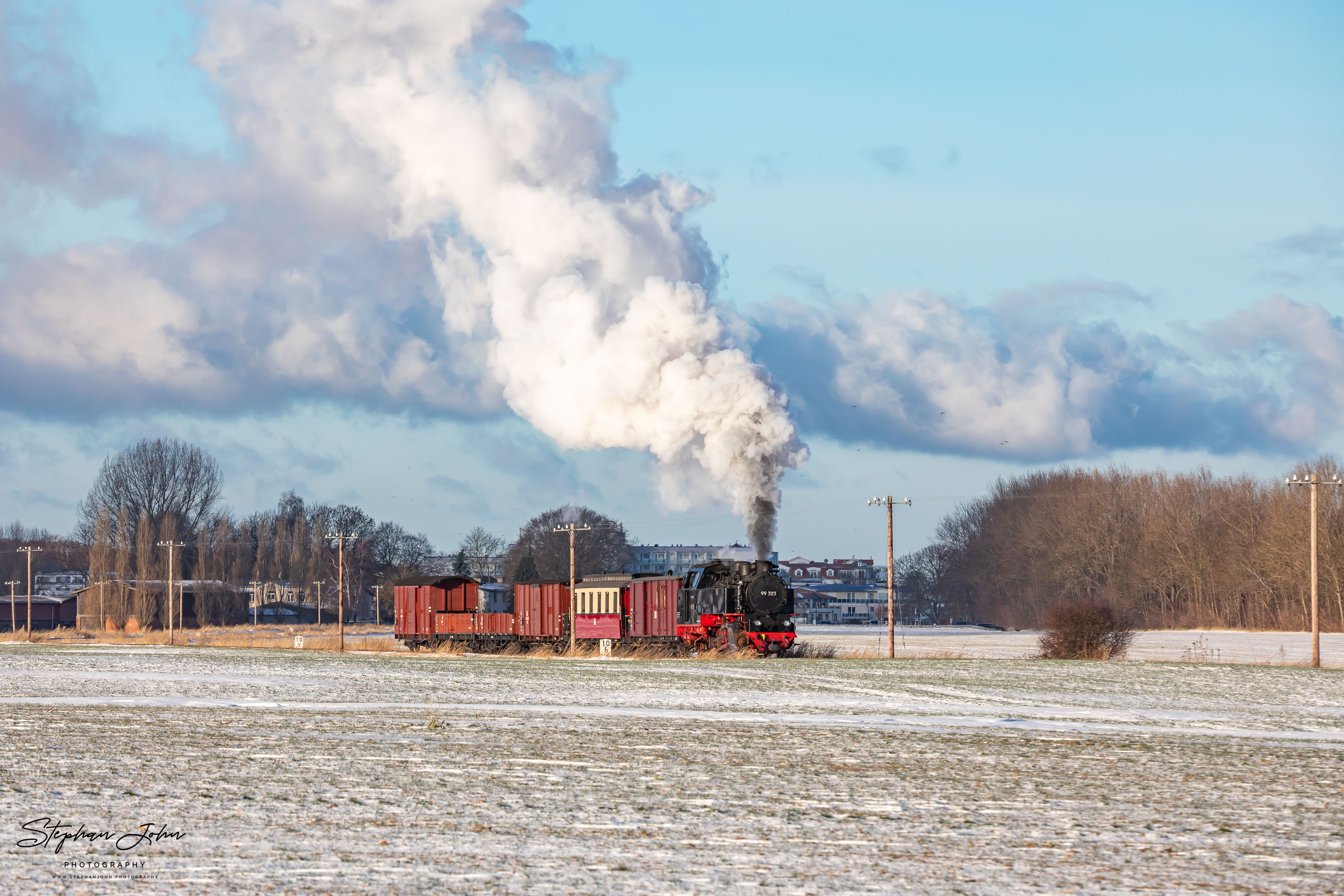 Lok 99 323 mit einem GmP auf dem Weg nach Heiligendamm kurz vor dem Haltepunkt Steilküste