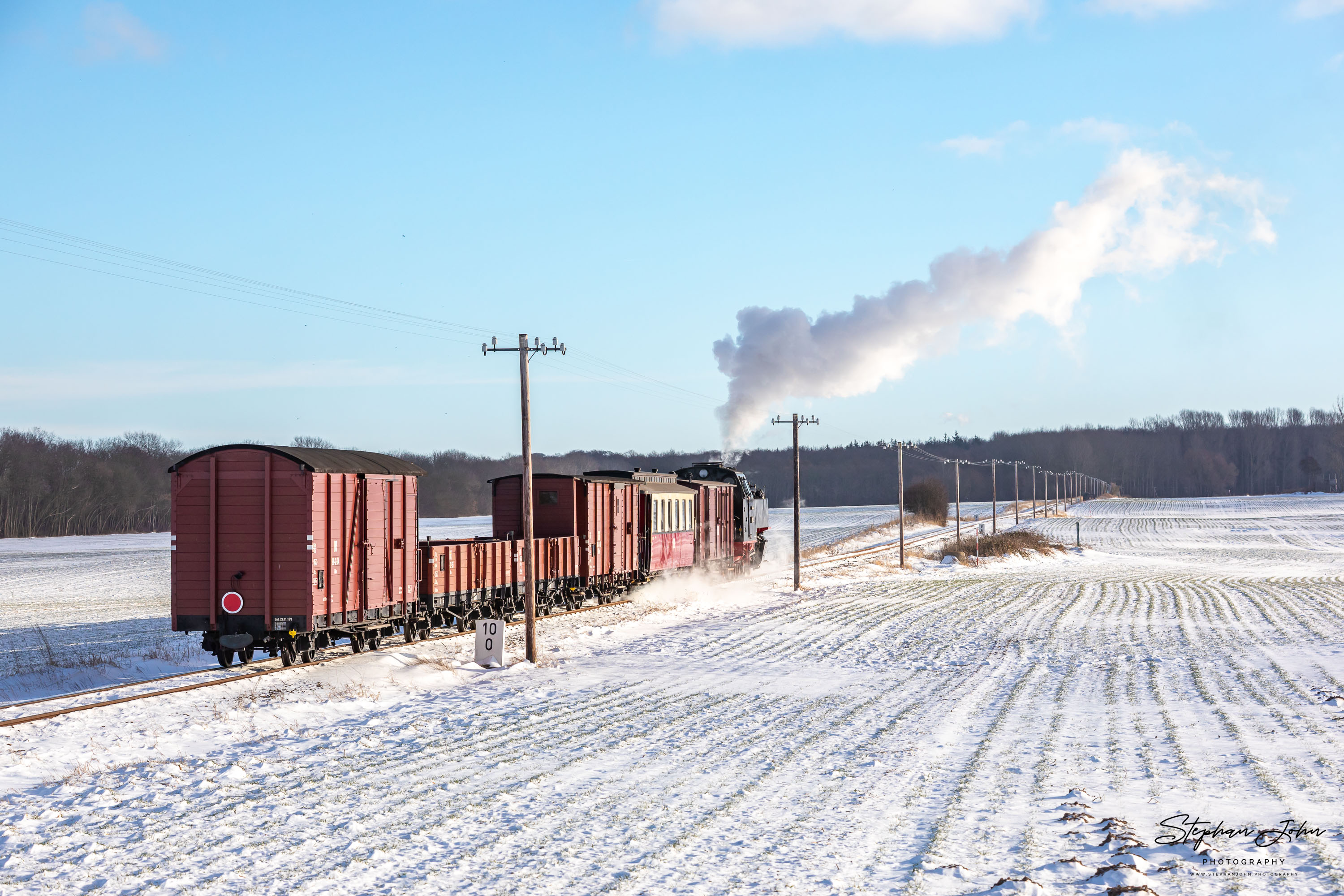 Lok 99 323 mit einem GmP auf dem Weg nach Heiligendamm kurz nach dem Haltepunkt Steilküste