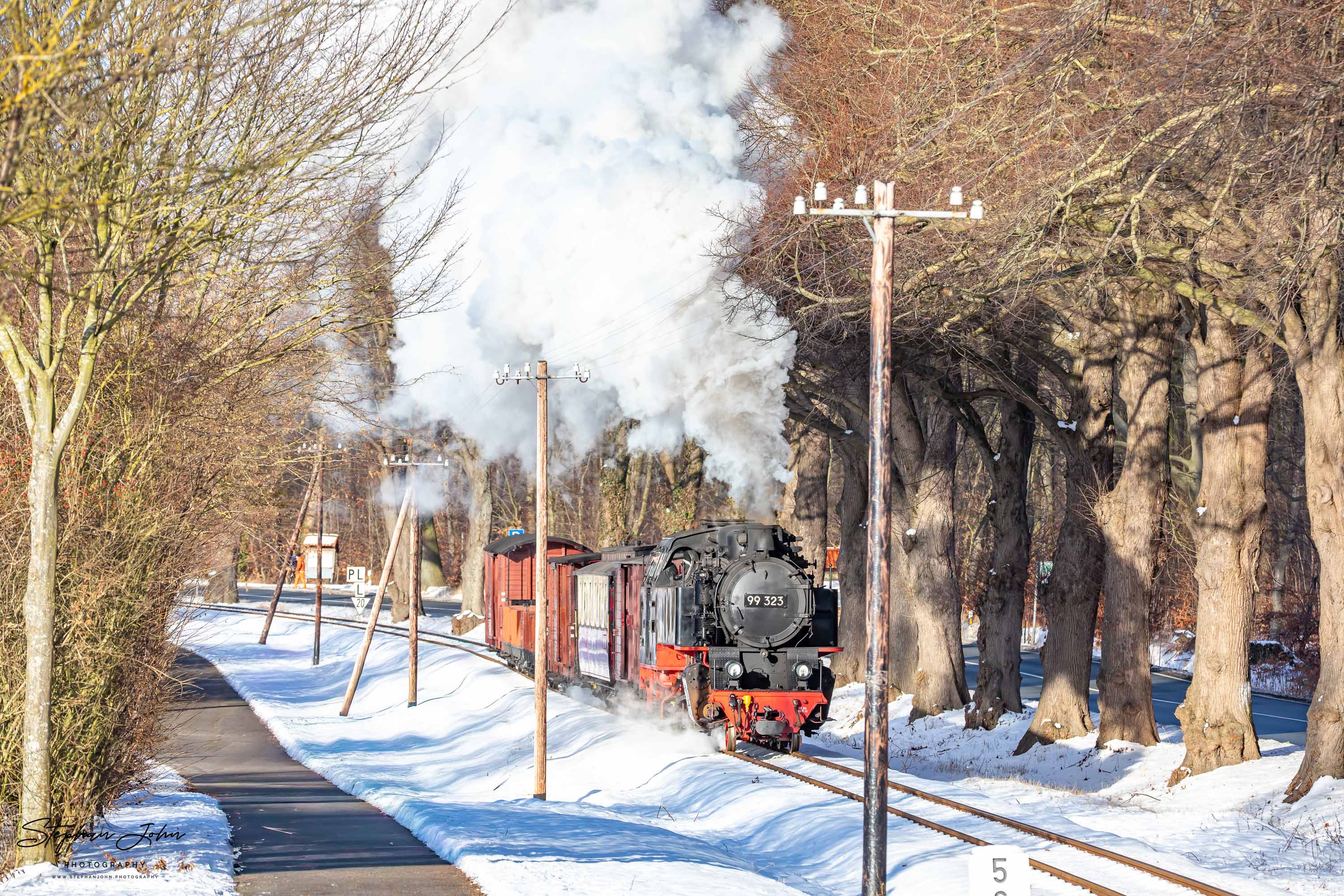 Lok 99 323 mit einem GmP auf dem Weg nach Bad Doberan zwischen Heiligendamm und Rennbahn