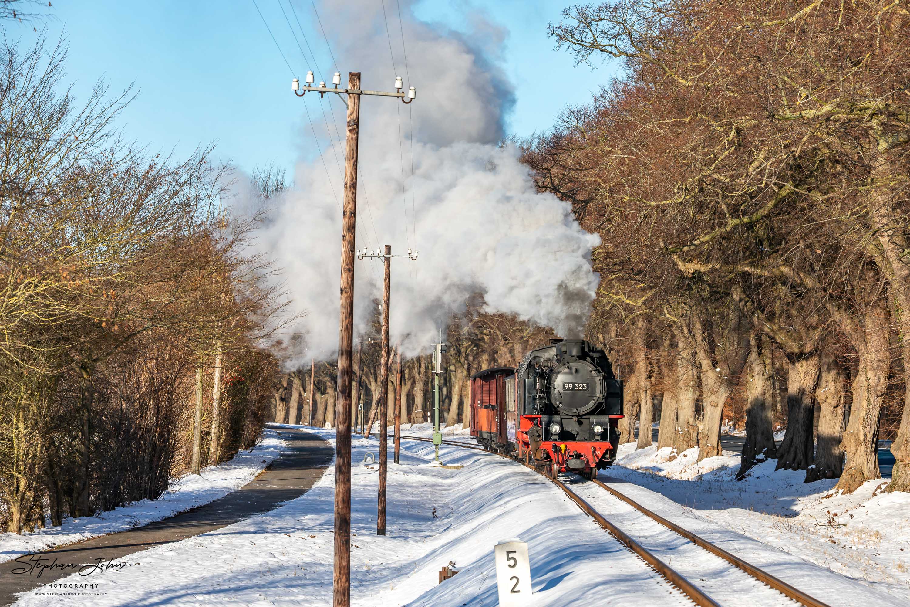 Lok 99 323 mit einem GmP auf dem Weg nach Bad Doberan zwischen Heiligendamm und Rennbahn