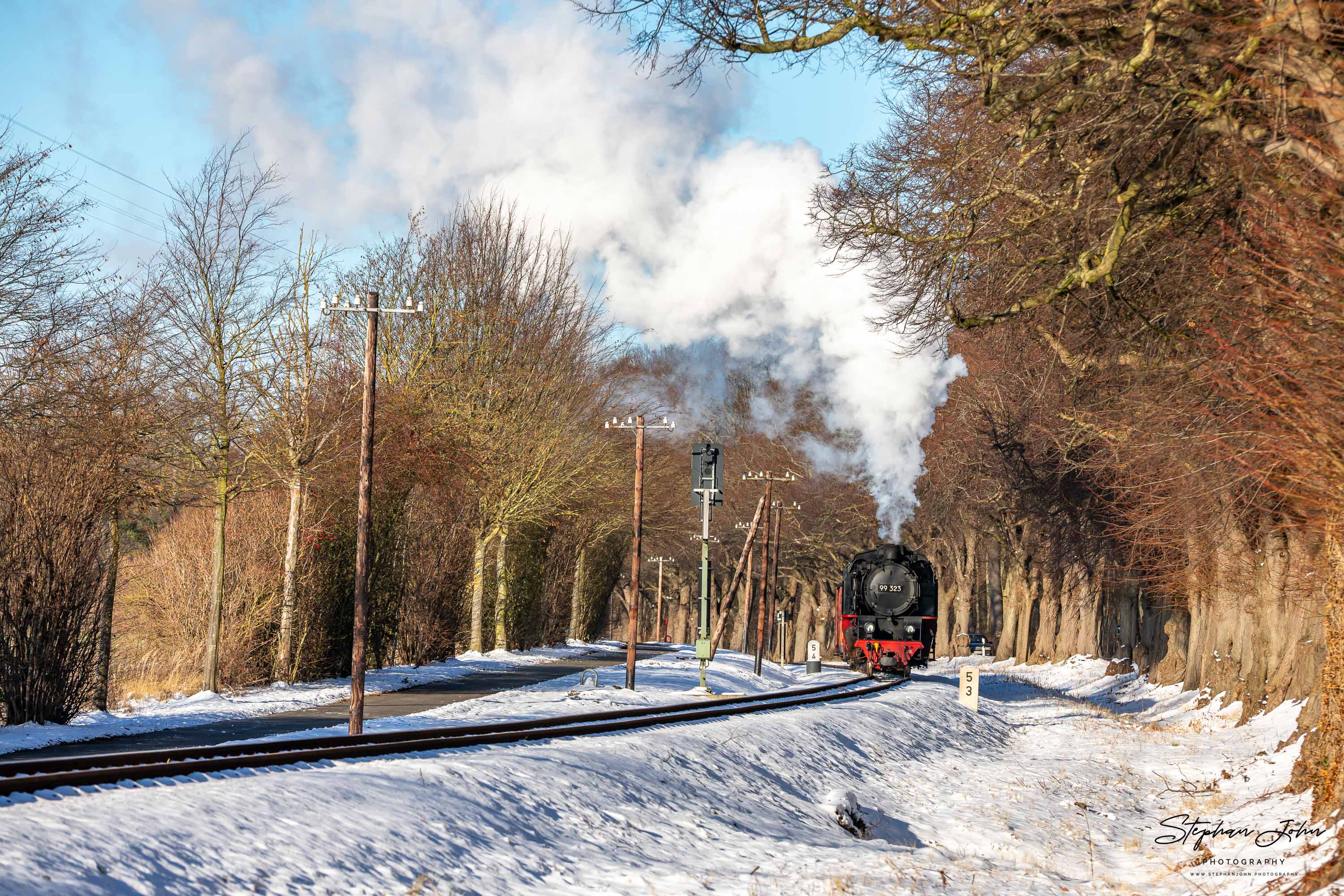 Lok 99 323 mit einem GmP auf dem Weg nach Bad Doberan zwischen Heiligendamm und Rennbahn