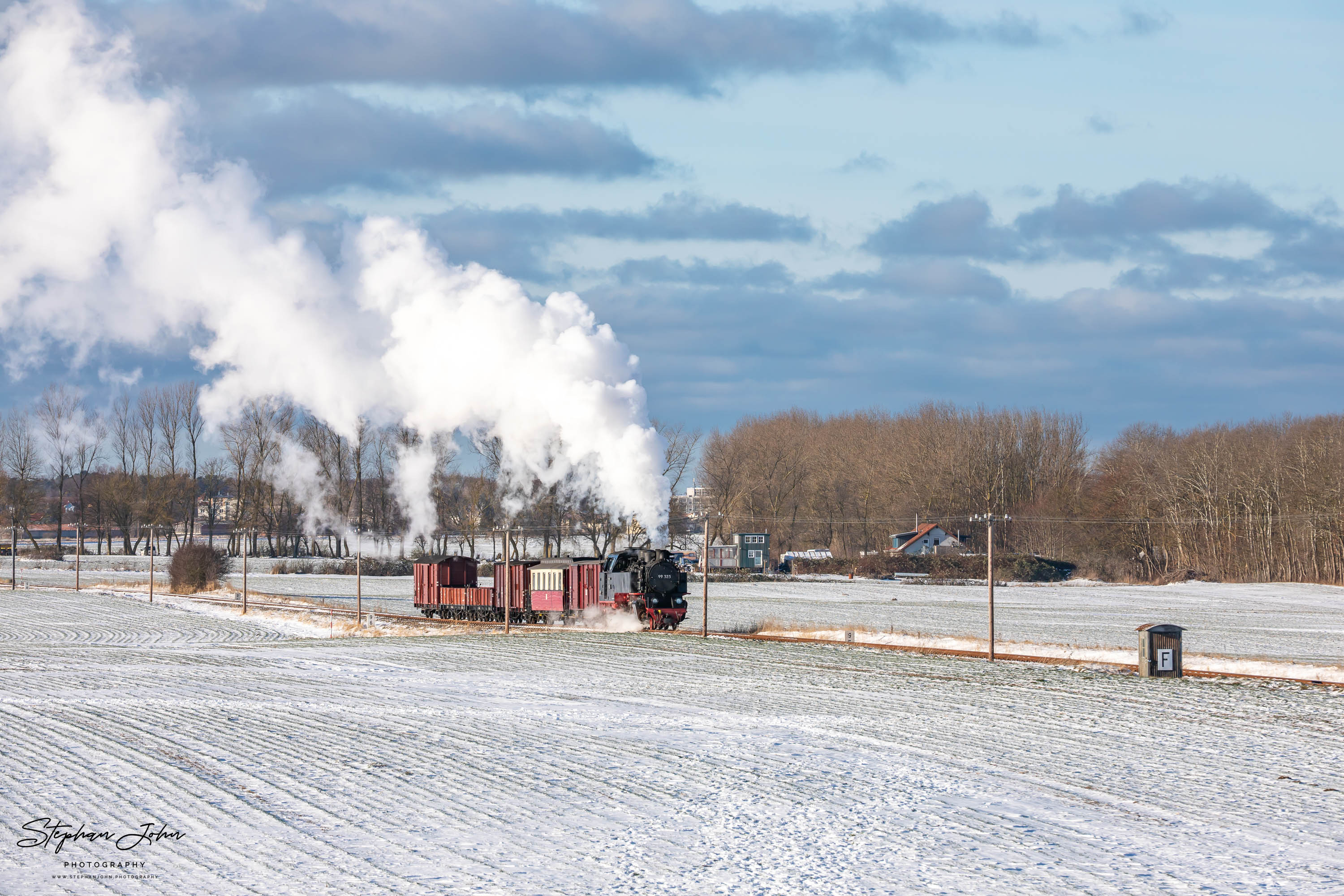 Lok 99 323 mit einem GmP auf dem Weg nach Heiligendamm