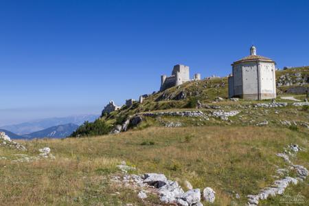 Chiesa di Santa Maria della Pietà und Rocca Calascio