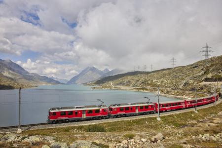 Regionalzug am Berninapass