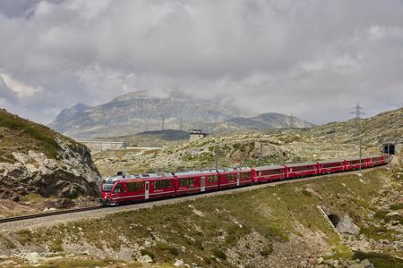 Regionalzug am Berninapass