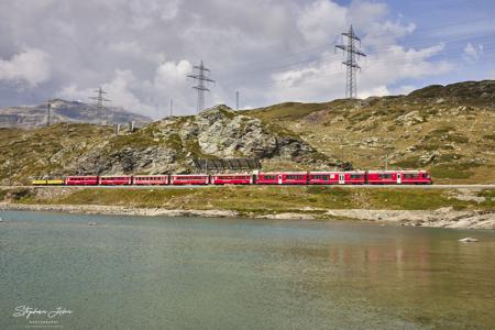 Regionalzug am Berninapass